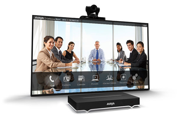 Receiver der Marke Avaya, Display mit Avaya Konferenzlösung und Huddle Kamera 