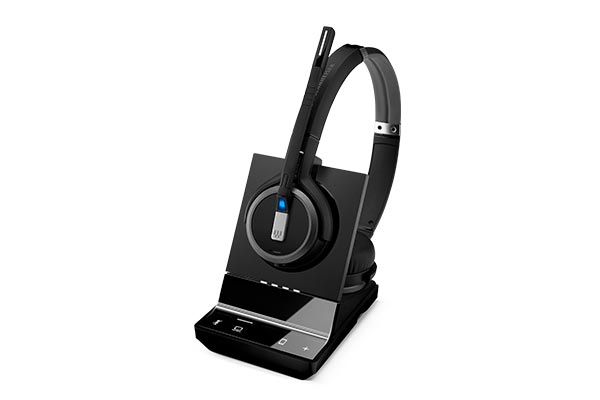 Headset der Marke EPOS mit Ladestation
