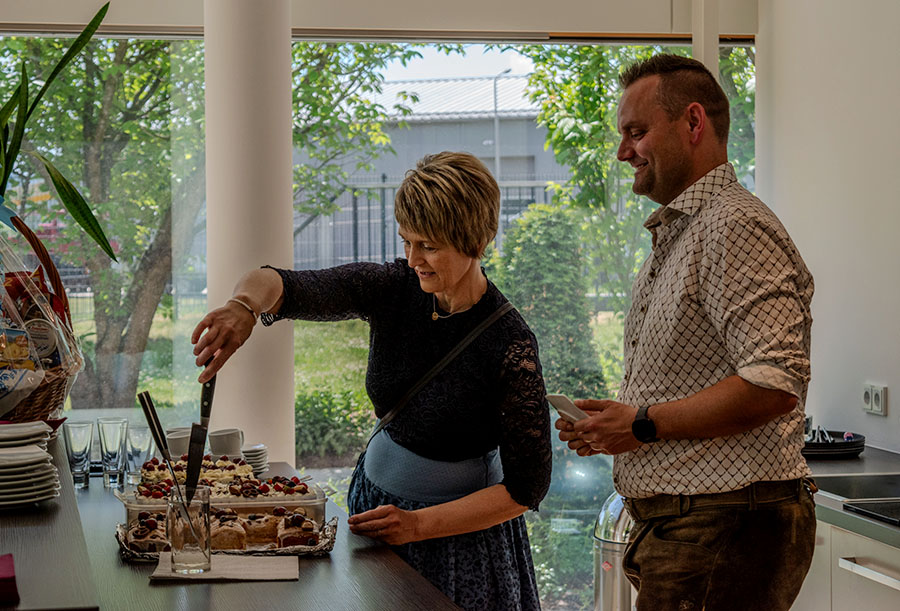 Der Kuchen wird an die Mitarbeiter verteilt