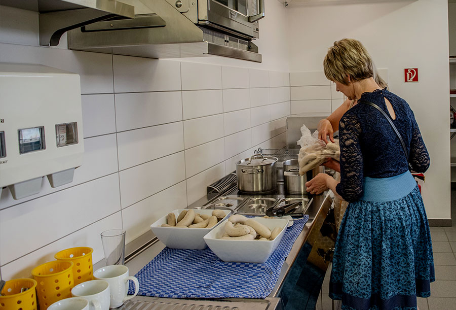 Anrichten der Weißwürste in der Küche des Unternehmens
