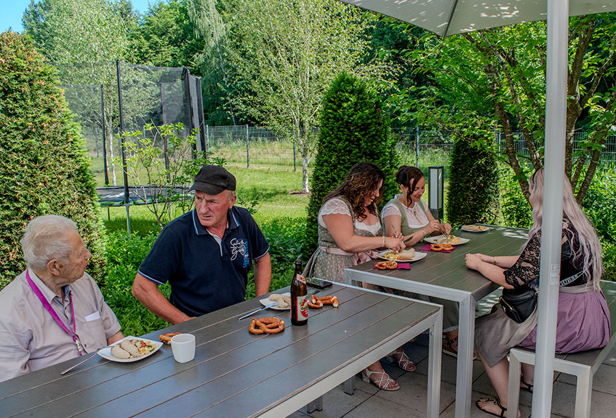 Gemütliches Beisammensein auf der Terrasse