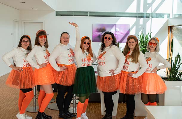 Die Mitarbeiterinnen von MEGATECH in einem Aperol Spritz Faschingskostüm