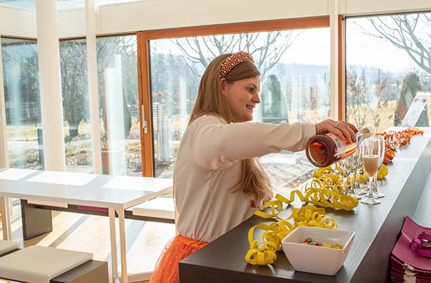 Melanie gießt den Sekt in die Gläser