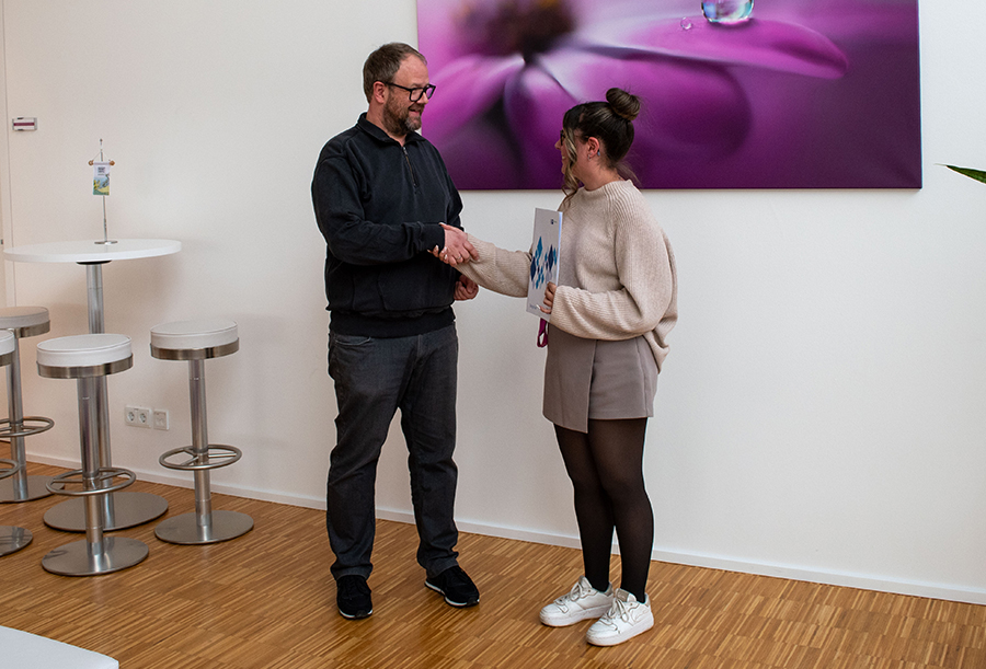 Gratulation zum Ausbildungsabschluss durch den Geschäftsführer