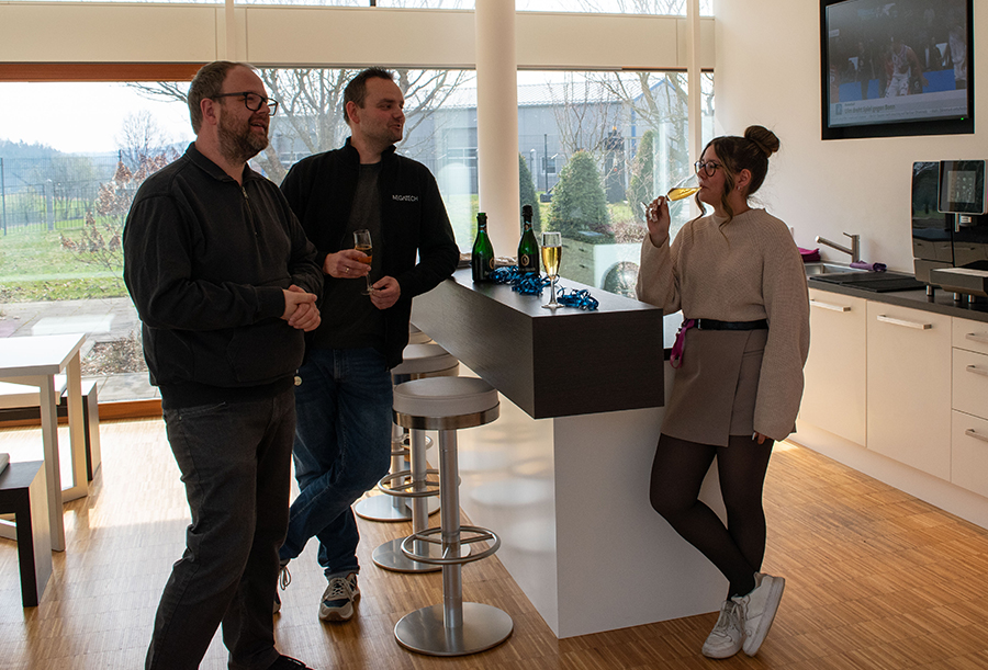 Gemütliche Feier des Ausbildungsabschlusses in der MEGATECH Cafeteria