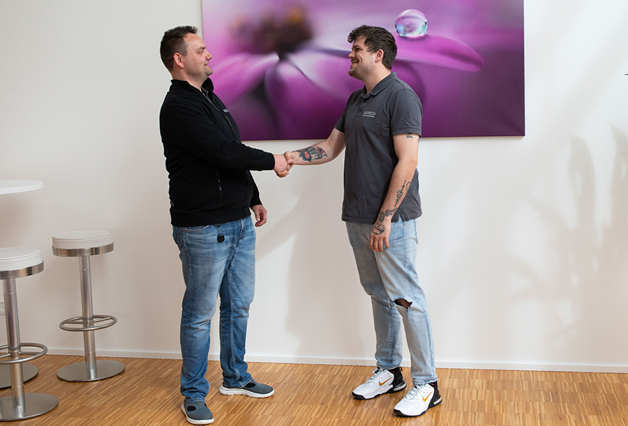 Ausbildungsleiter Jens gratuliert Lukas per Handschlag