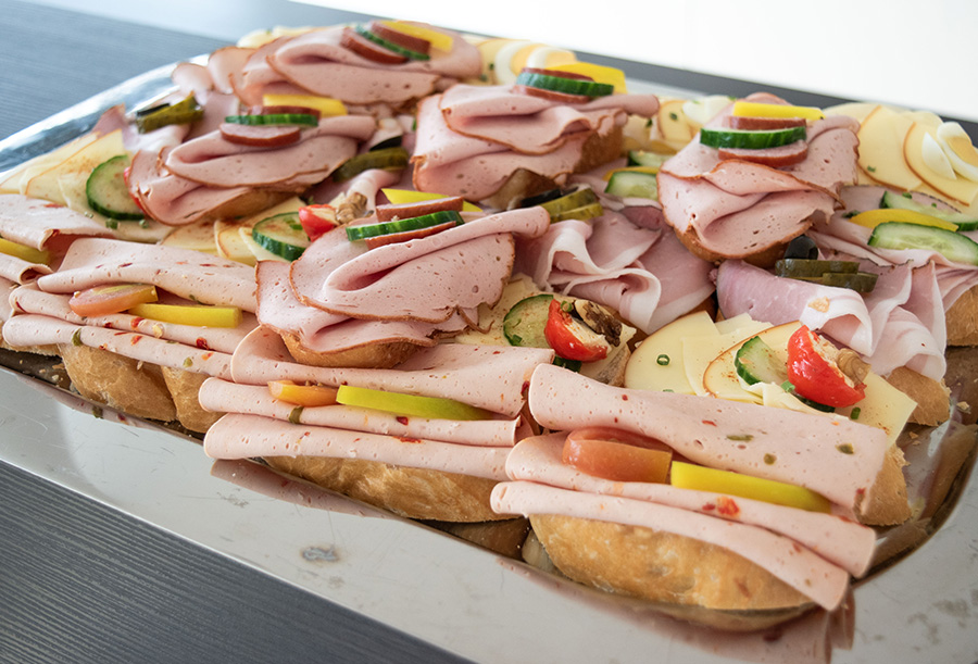 Belegte Brötchen mit Wurst, Käse und Gemüse