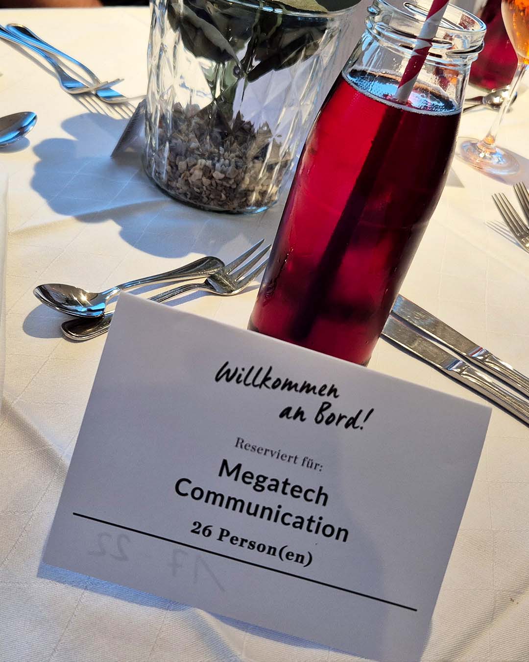 Mitarbeiter von MEGATECH sitzen gemütlich gemeinsam am Tisch