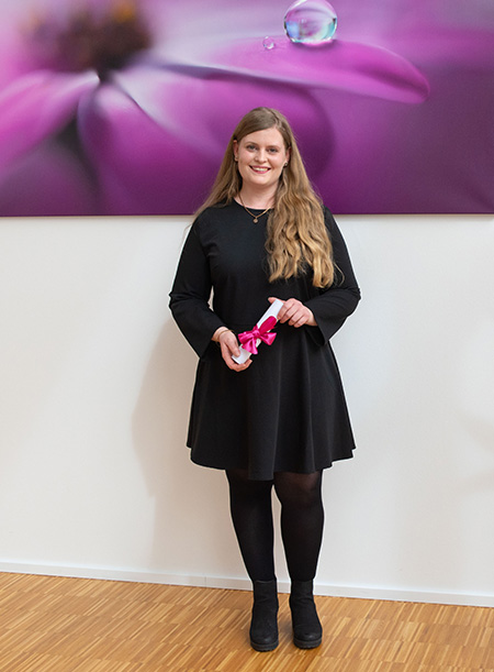 Die Jubilarin Melanie mit ihrer Geschenkrolle in der Hand