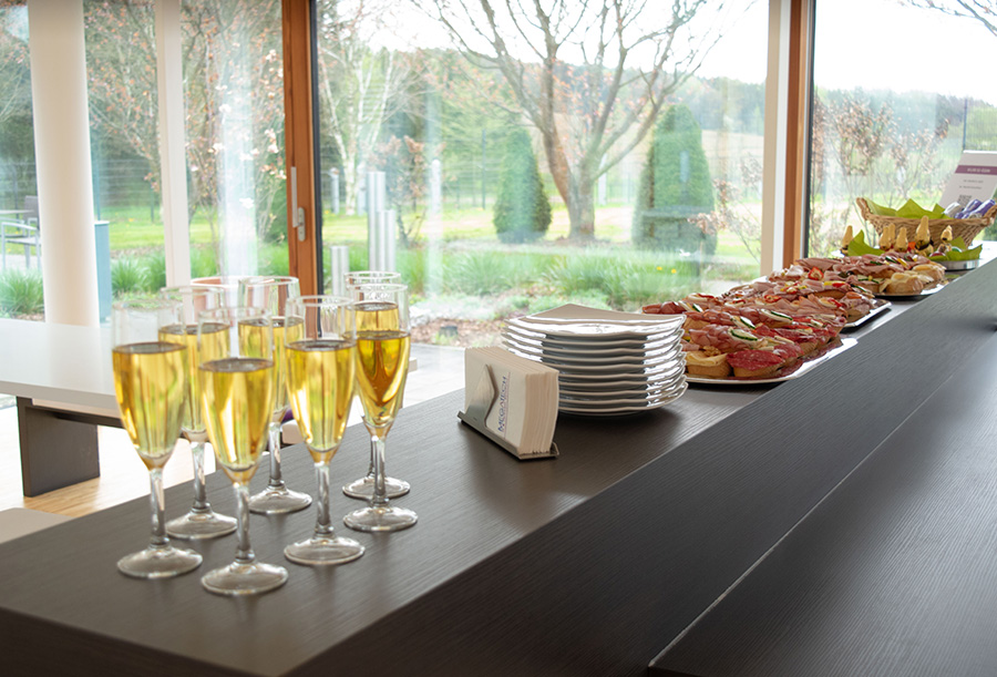 Sekt und Häppchen in der Cafeteria