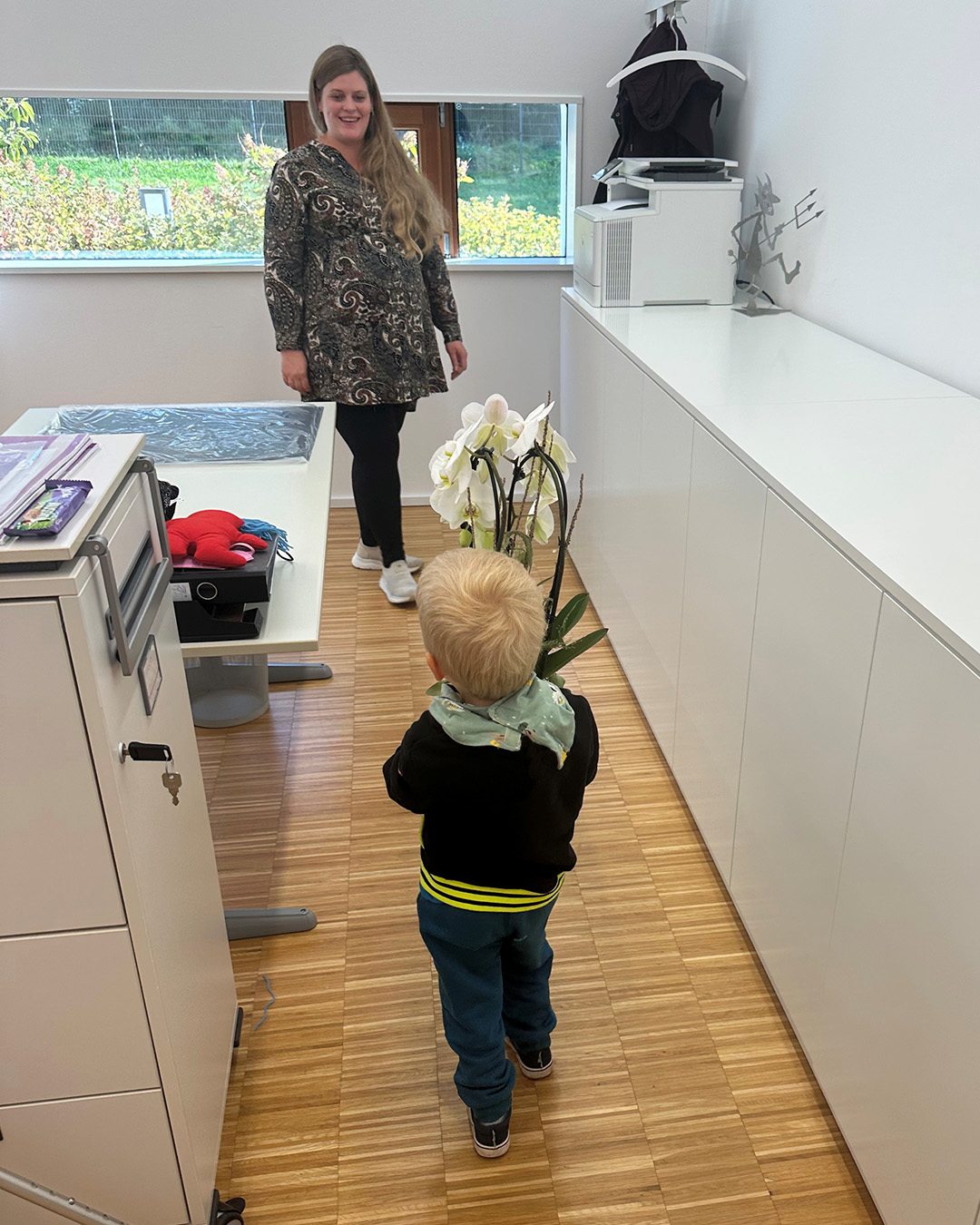 Melanie wird mit einer Orchidee verabschiedet