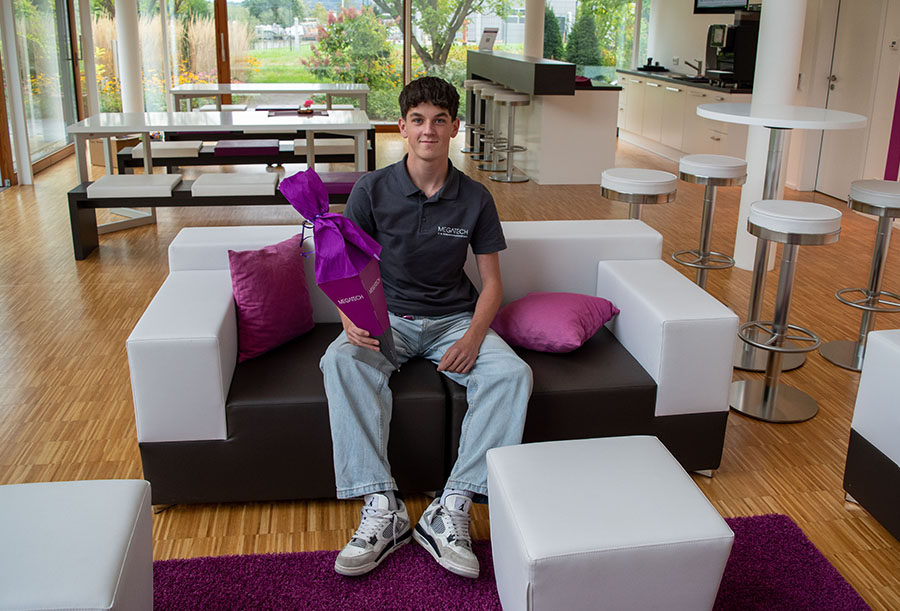 Der neue Azubi Dimitri in der Cafeteria