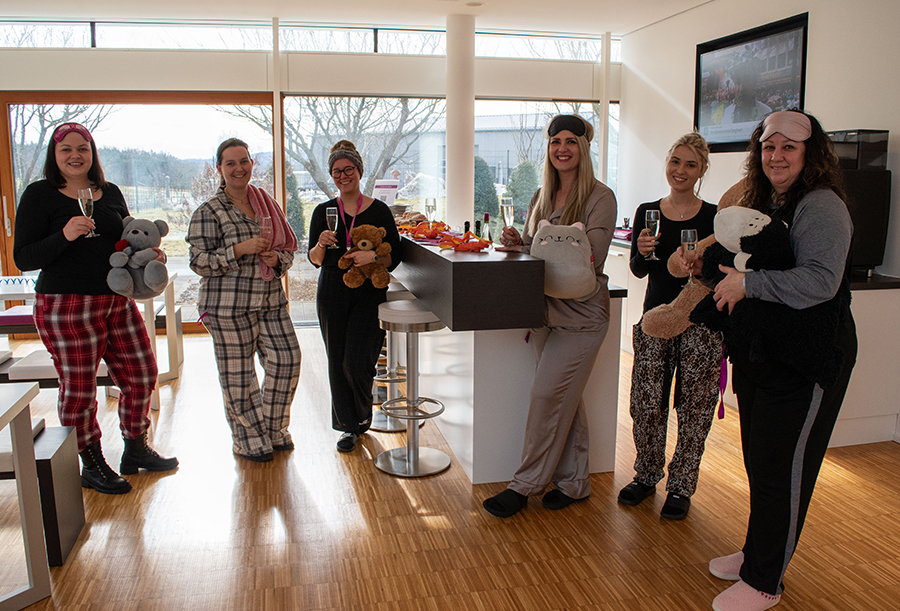 Die Mitarbeiterinnen stoßen auf die Faschingszeit an