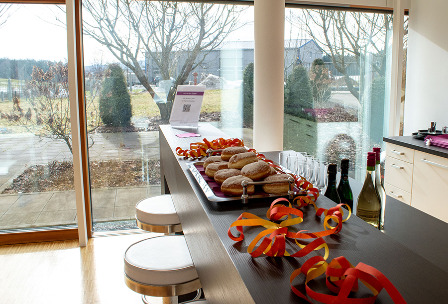 Krapfen in der mit Luftschlangen dekorierten Cafeteria