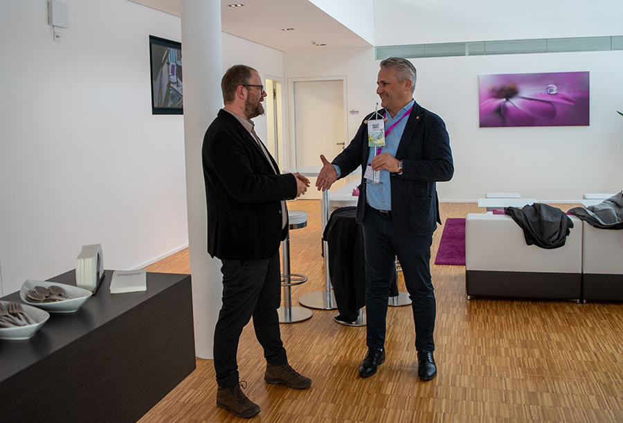 Feierliche Überreichung der Heimatviertel Fahne an den MEGATECH Geschäftsführer