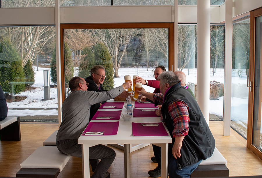 Zünftiges Anstoßen mit bayerischem Weißbier in der MEGATECH Cafeteria
