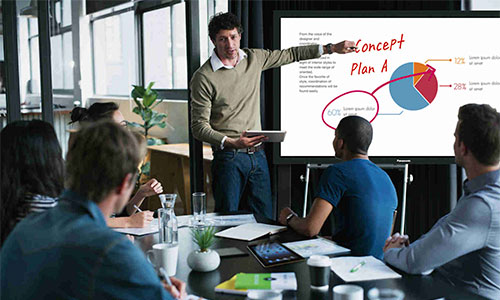 Panasonic Multi-Touch-Display im Einsatz bei einer Geschäftspräsentation