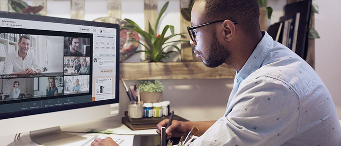 Employee uses unified communication solution on PC