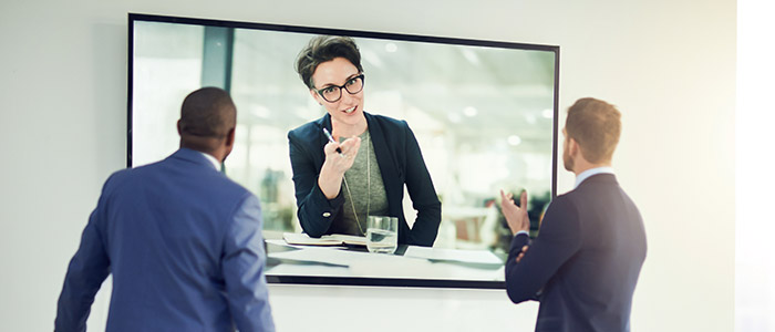 Videokonferenz mit zwei Mitarbeitern und einer Remote-Mitarbeiterin