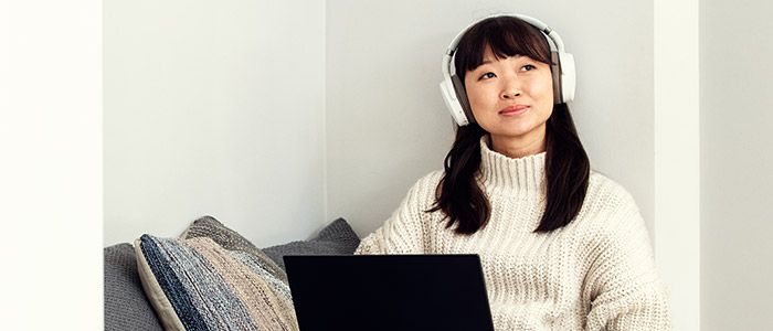 Schülerin daheim beim virtuellen Lernen mit Headset