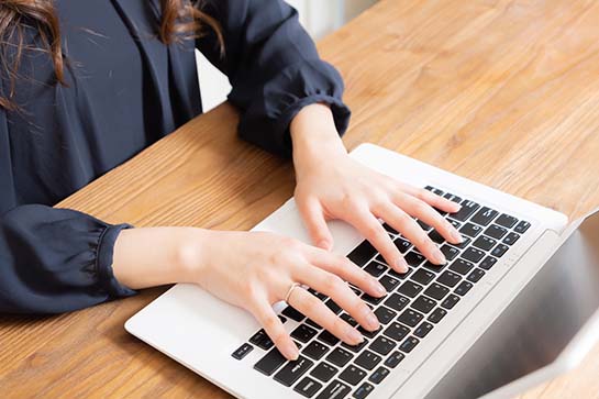 Moderner Arbeitsplatz mit Laptop